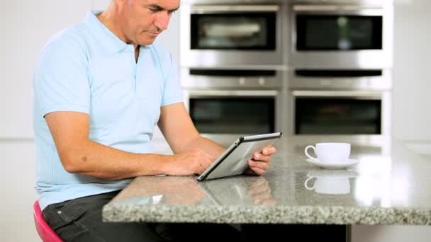 Äldre par med trådlös tablet med framgång online — Stockvideo