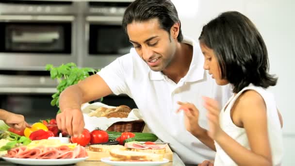 Padre étnico e hija preparando comida — Vídeos de Stock