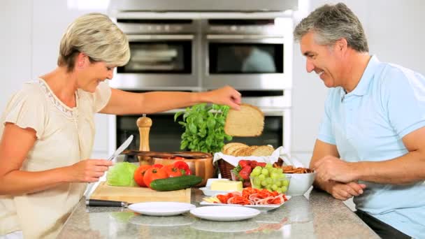 Ältere Paare bereiten gesundes Mittagessen zu — Stockvideo
