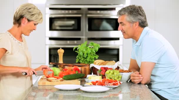 Casal atraente preparando almoço saudável — Vídeo de Stock