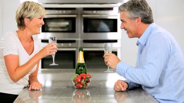 Casal caucasiano comemorando com champanhe e morangos — Vídeo de Stock
