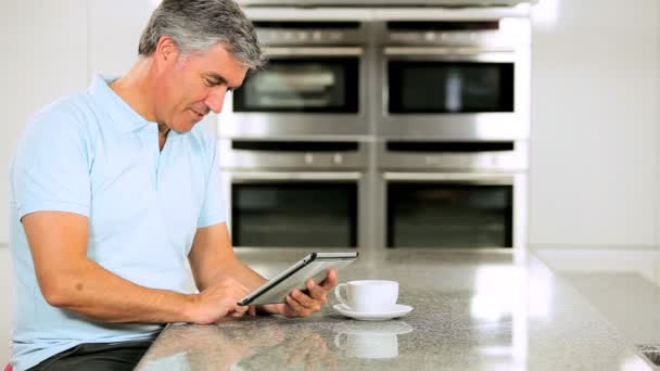 Volwassen Kaukasisch mannetje met behulp van draadloze Tablet PC — Stockvideo