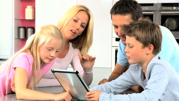 Família caucasiana usando bate-papo por vídeo online com parentes — Vídeo de Stock