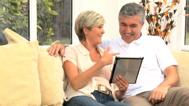 中间的老年的夫妇在家中使用在线网聊 — 图库视频影像