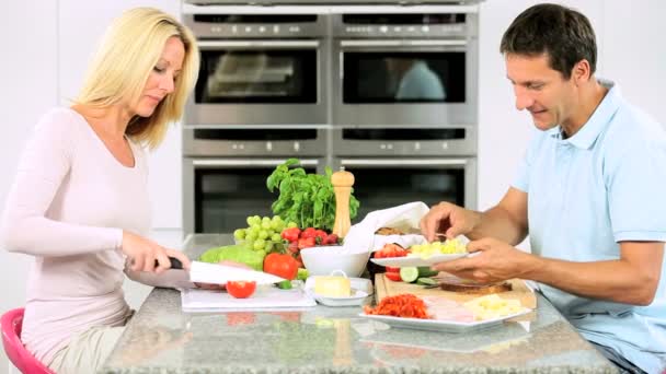 Молодая пара готовит здоровый обед — стоковое видео
