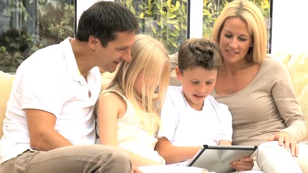 Kavkazská rodina hraje na bezdrátový tablet — Stock video