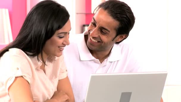 Atractiva pareja asiática en cocina con ordenador portátil — Vídeo de stock