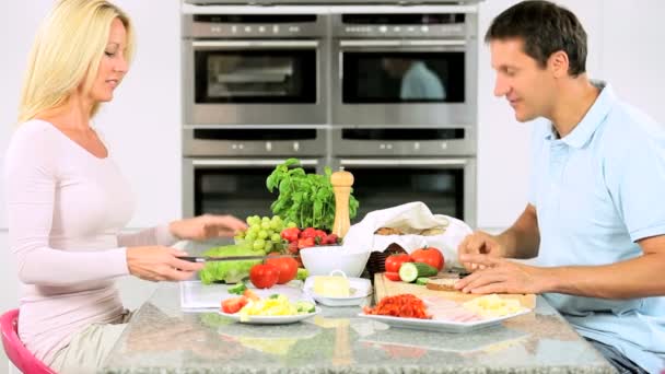 Привлекательная пара, готовящая здоровый обед — стоковое видео