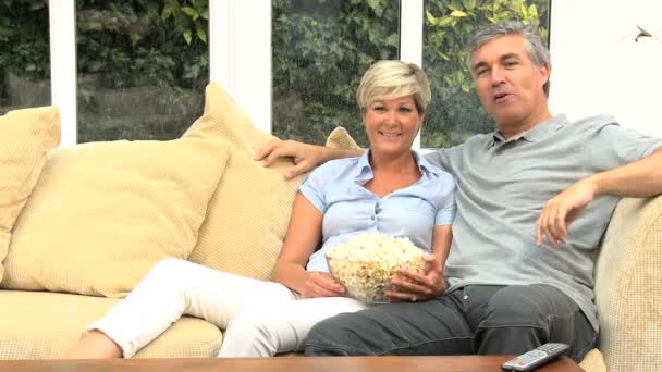 Ältere Paare essen Popcorn vor dem Fernseher — Stockvideo