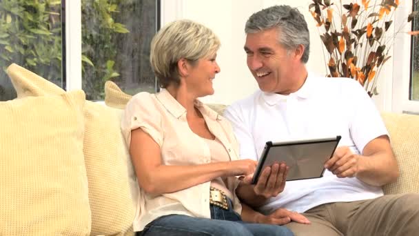 Pasangan Berusia Tengah Memiliki Sukses Online — Stok Video