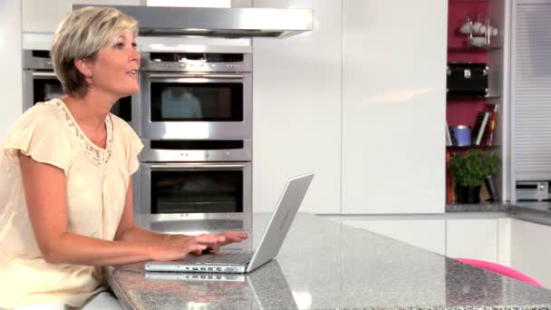 Middle Aged Caucasian Couple in Home Kitchen Using Laptop — Stock Video