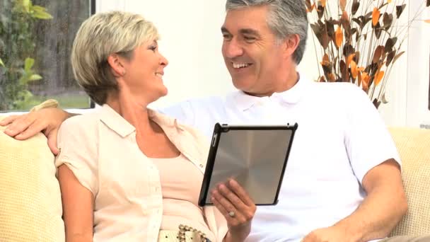 Mellersta åldern kaukasisk par i hemmet köket använder laptop — ストック動画