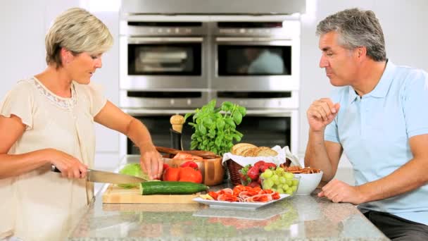 Attraktives Paar bereitet gesundes Mittagessen zu — Stockvideo