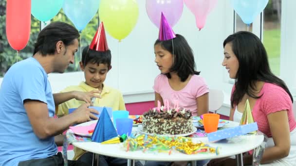 Asiático cumpleaños chico recibir regalo de cumpleaños — Vídeos de Stock