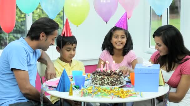 Pequeno ásia menino soprando fora aniversário velas — Vídeo de Stock