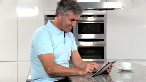 Casal maduro e sucesso em um tablet sem fio — Vídeo de Stock