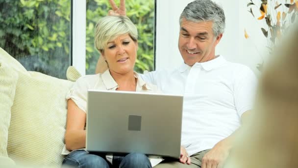 Ältere Paare mit Online-Webchat zu Hause — Stockvideo
