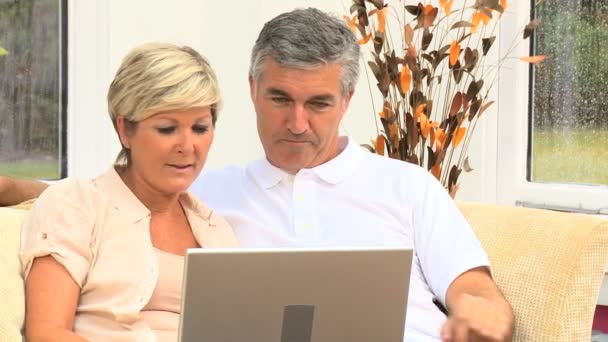 オンラインのウェブ チャットを自宅で使用中年夫婦 — ストック動画