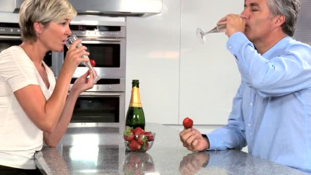 Pareja caucásica celebrando con champán y fresas — Vídeo de stock