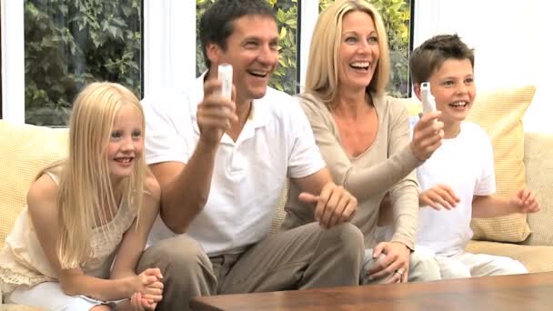 Jonge ouders spelen met handheld spelletjes machine — Stockvideo