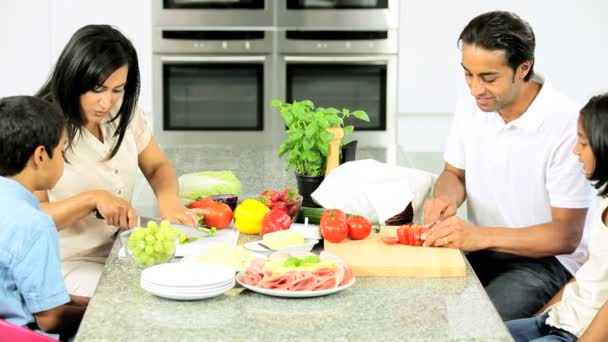Etniska familjen i köket förbereder lunch — Stockvideo