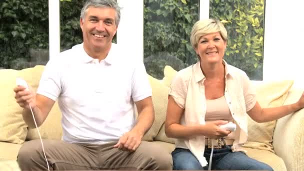 Ältere Paare nutzen Heimspielkonsole — Stockvideo