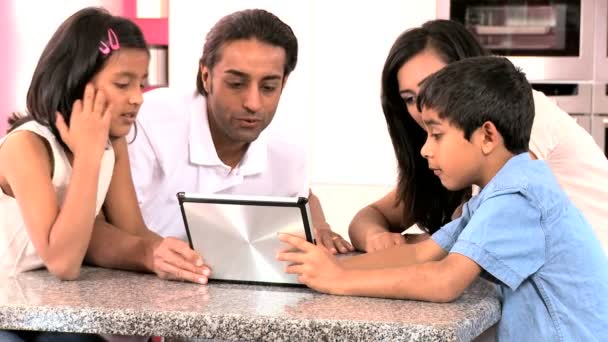 Familia asiática jugando en la tableta inalámbrica — Vídeo de stock