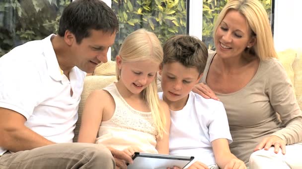 Jeune famille avec tablette sans fil dans le cadre de la maison — Video