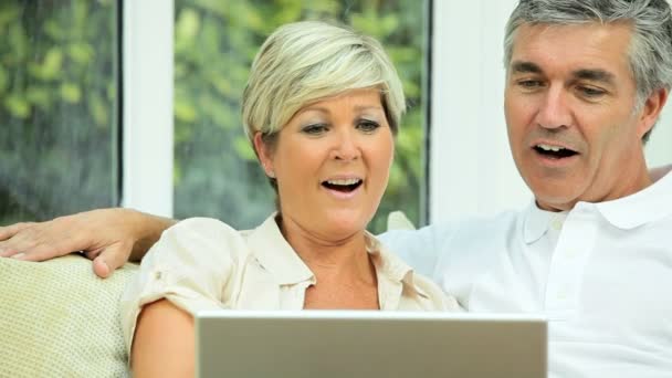 Casal de meia idade usando Webchat on-line em casa — Vídeo de Stock