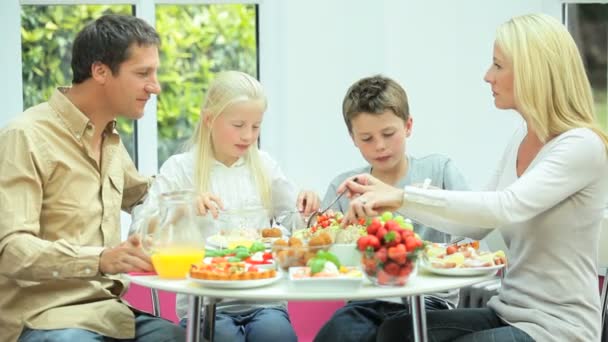 健康的な食事を食べる若い家族 — ストック動画