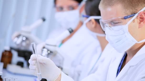 Estudiantes médicos que estudian en el laboratorio del hospital — Vídeo de stock