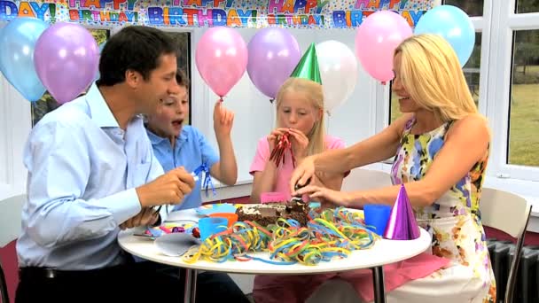 Jóvenes niños caucásicos disfrutando de las celebraciones de cumpleaños — Vídeo de stock