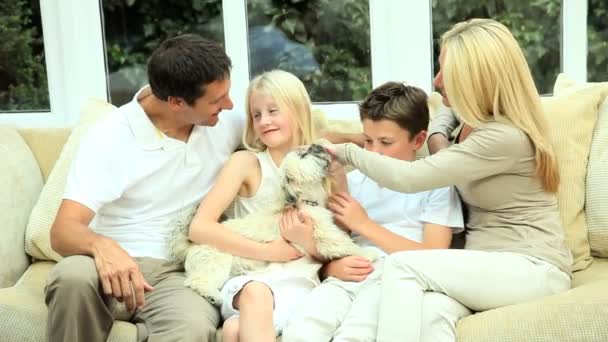 Família caucasiana acariciando seu cão — Vídeo de Stock