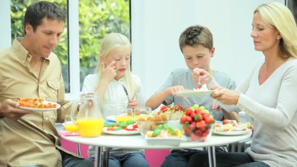 Jovem família branca compartilhando almoço saudável juntos — Vídeo de Stock