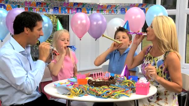 Niños jóvenes caucásicos en la fiesta familiar — Vídeo de stock