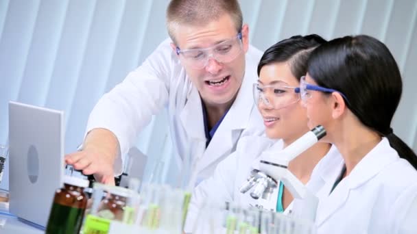 Médico Masculino em Laboratório com Estudantes de Medicina — Vídeo de Stock