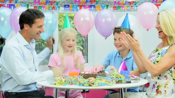 Jovem caucasiano menino soprando velas de aniversário — Vídeo de Stock