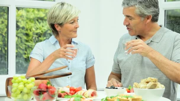 Ouder paar delen van gezonde lunch — Stockvideo