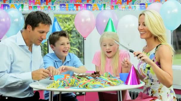 Atractiva familia caucásica corte pastel de cumpleaños — Vídeo de stock