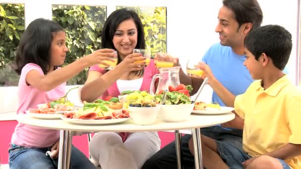 Привлекательная азиатская семья, питающаяся вместе — стоковое видео