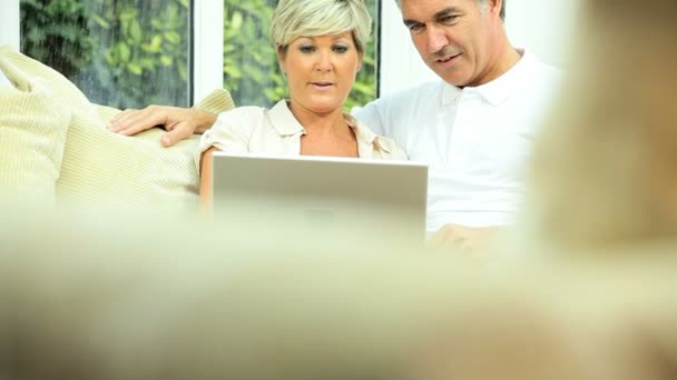 Mellersta äldre par med framgång online — Stockvideo