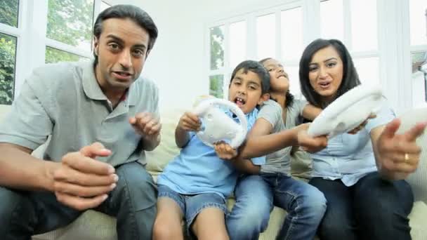 Asiático niños disfrutando casa consola de juegos — Vídeo de stock