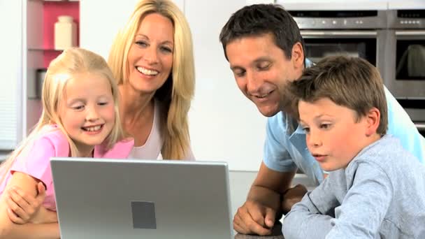 Famille caucasienne ayant Webchat en ligne à la maison — Video