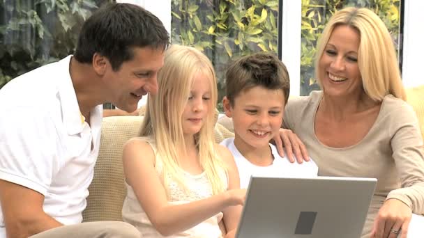 Jonge Kaukasische gezin met laptopcomputer — Stockvideo