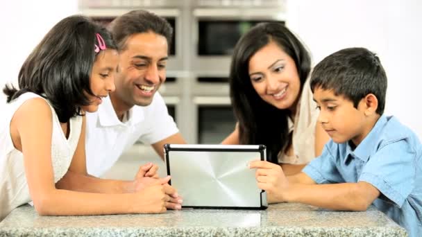 Jovem família étnica com tablet sem fio na cozinha — Vídeo de Stock