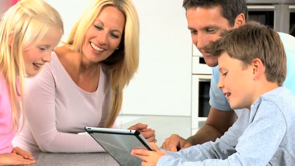 Genç Beyaz aile kablosuz tablet ile eğleniyor — Stok video