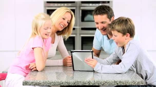 Jeune famille caucasienne utilisant une tablette sans fil — Video