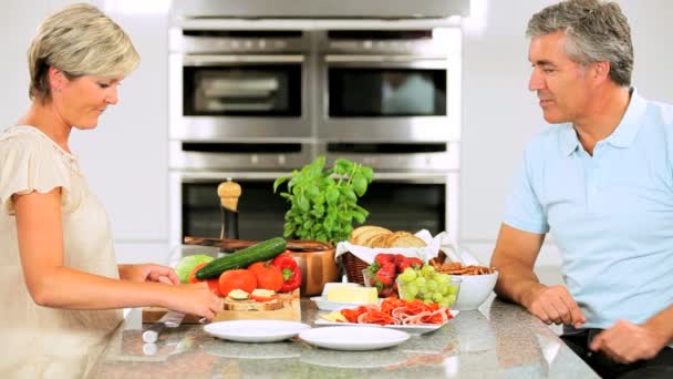 Attraktivt par förbereder hälsosam lunch — Stockvideo