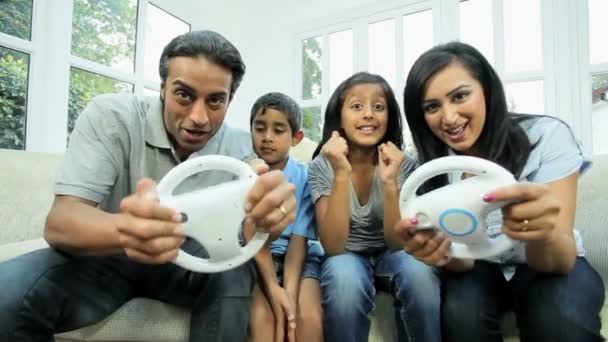 Молодые азиатские родители играют на игровой приставке — стоковое видео