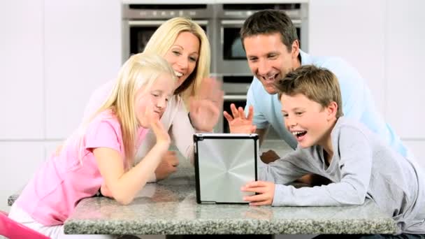 Kaukasische familie online video-chat met familieleden — Stockvideo